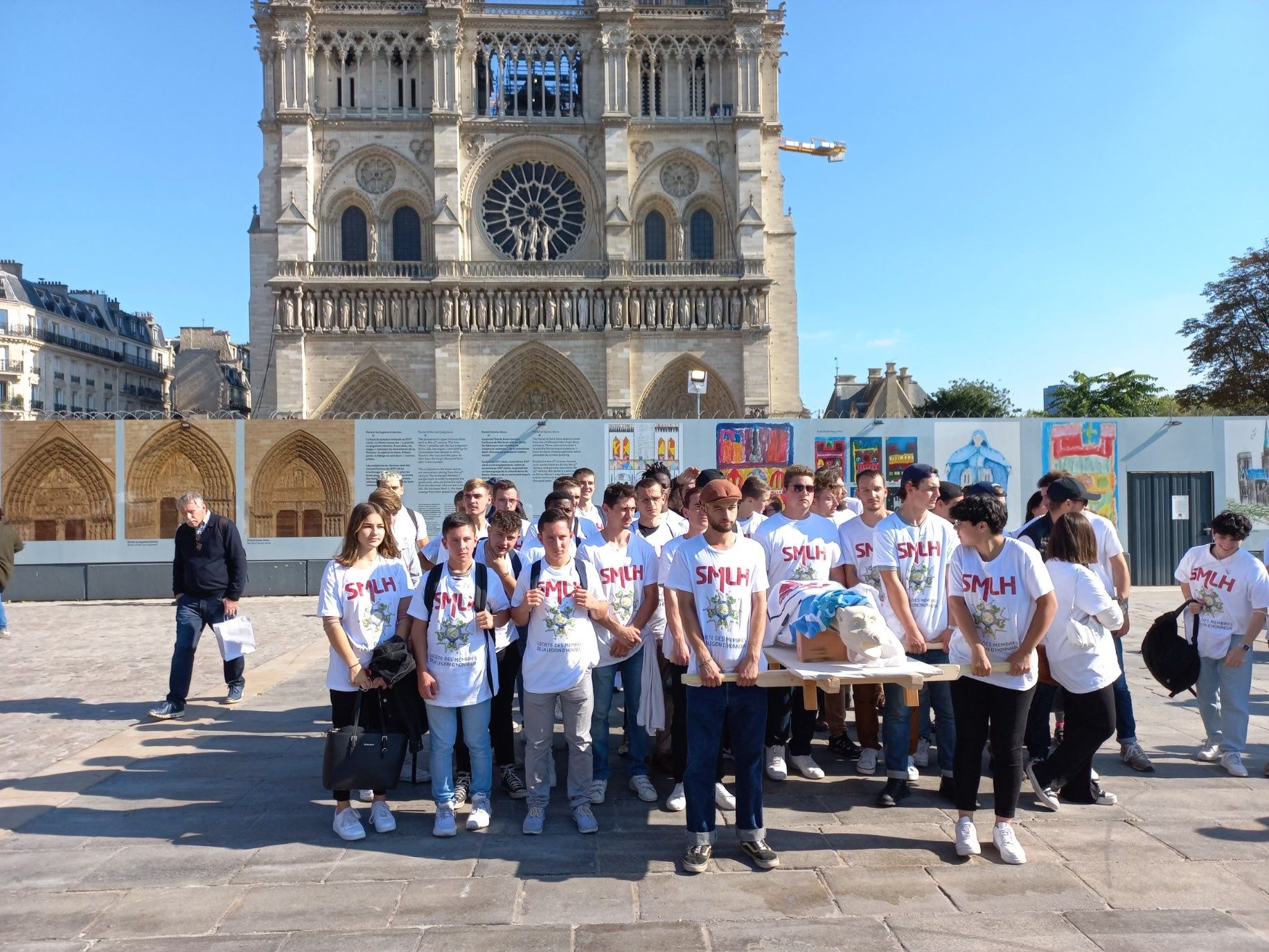 Photo des apprentis du LMB devant Notre-Dame