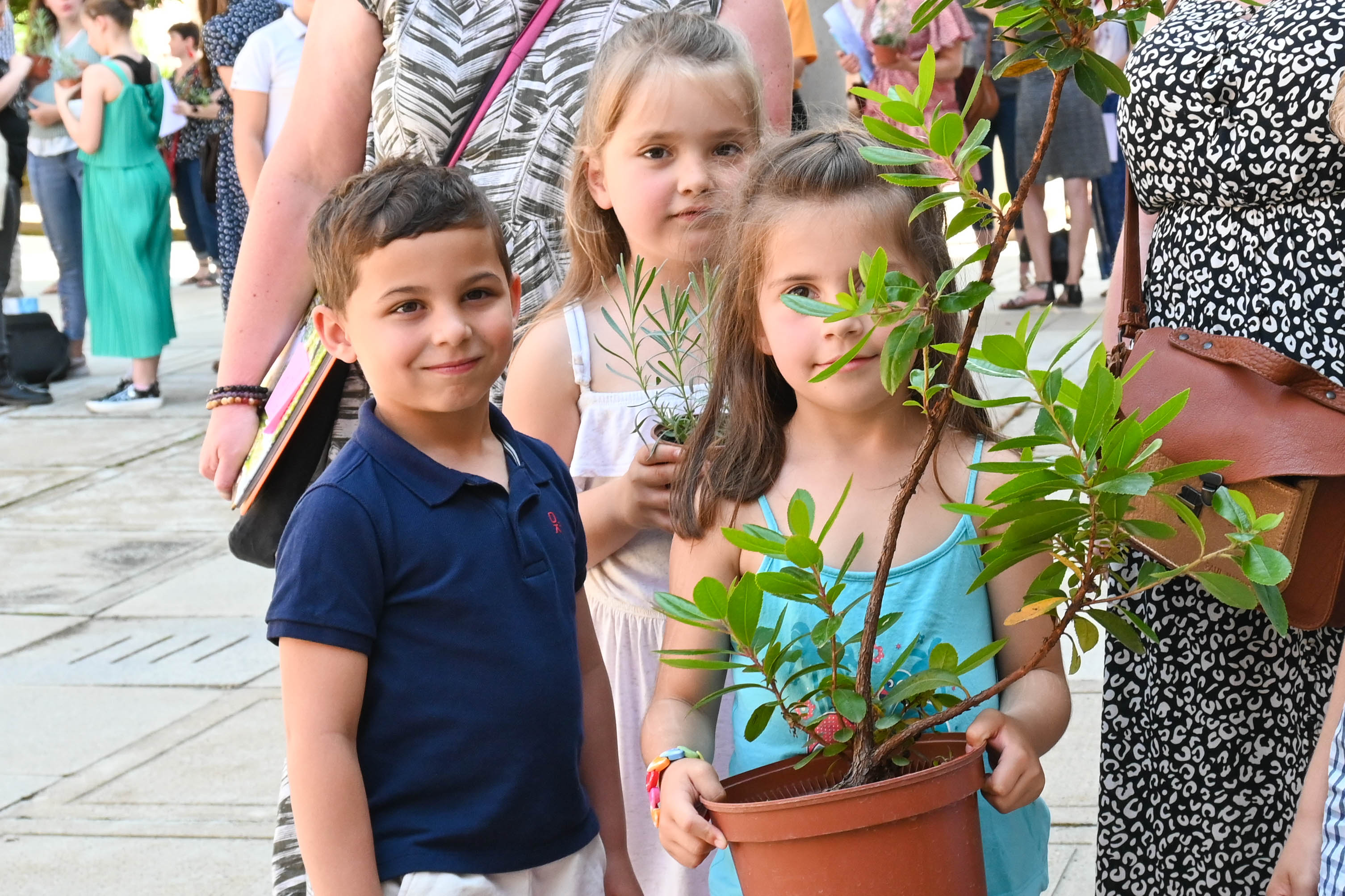 enfants avec plante