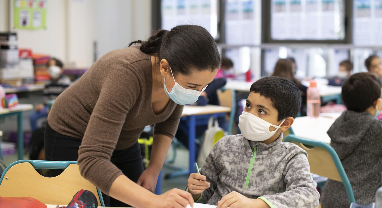 Photo élève et enseignant apprentissage