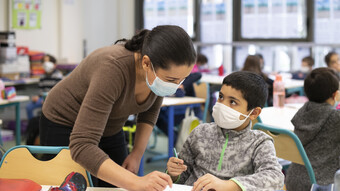Photo élève et enseignant apprentissage