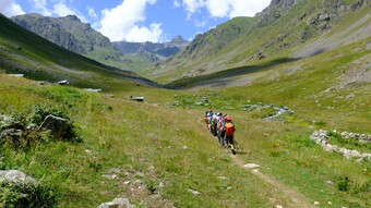 Elèves en randonnée dans la montagne