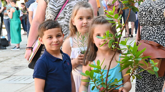 enfants avec plante