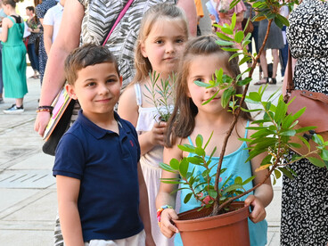 enfants avec plante